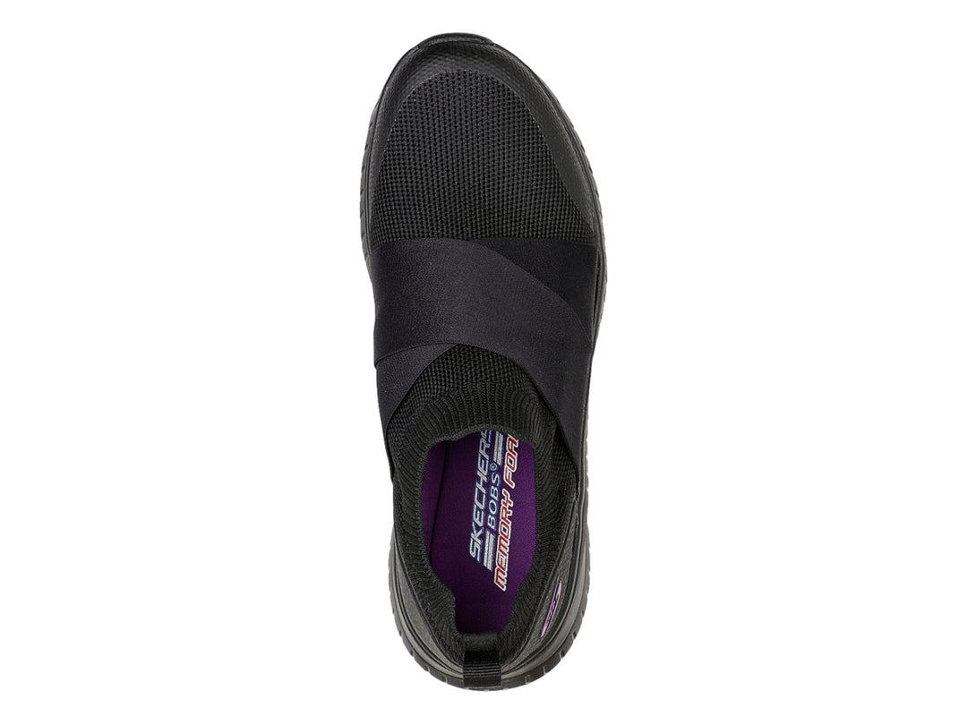 Tenis deportivos Skechers color negro, estilo slip-on con bandas cruzadas y suela texturizada.
