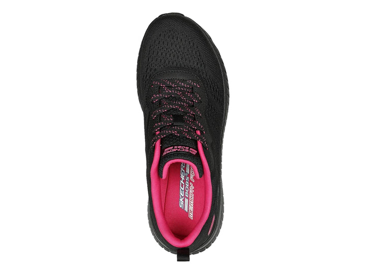 Tenis deportivos Skechers color negro con detalles en rosa y suela negra.