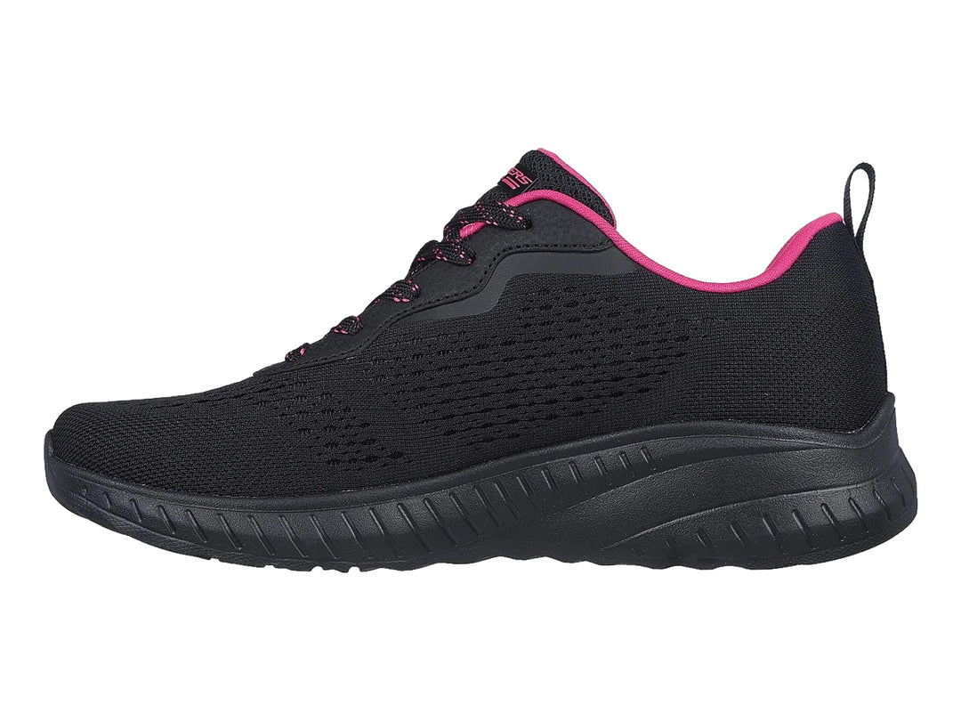 Tenis deportivos Skechers color negro con detalles en rosa y suela negra.