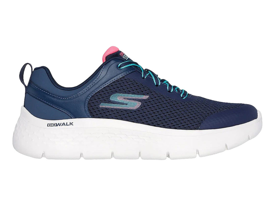 Tenis deportivos Skechers en color azul marino con suela blanca y detalles en coral.