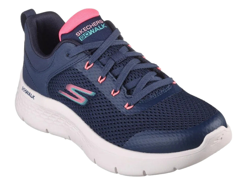 Tenis deportivos Skechers en color azul marino con suela blanca y detalles en coral.