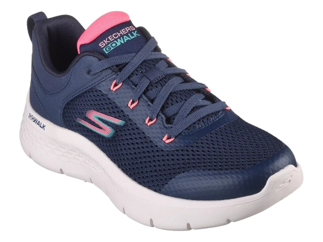 Tenis deportivos Skechers en color azul marino con suela blanca y detalles en coral.