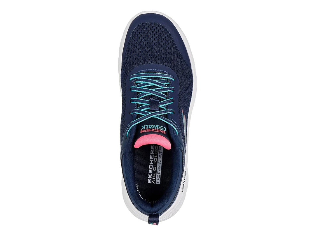Tenis deportivos Skechers en color azul marino con suela blanca y detalles en coral.