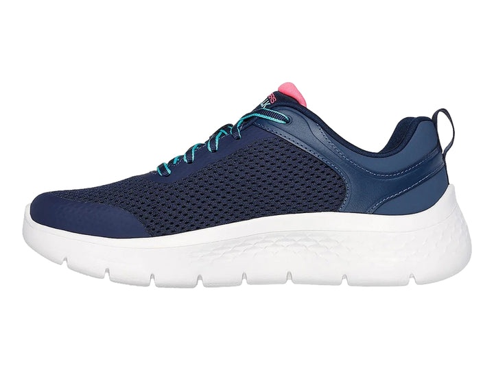 Tenis deportivos Skechers en color azul marino con suela blanca y detalles en coral.