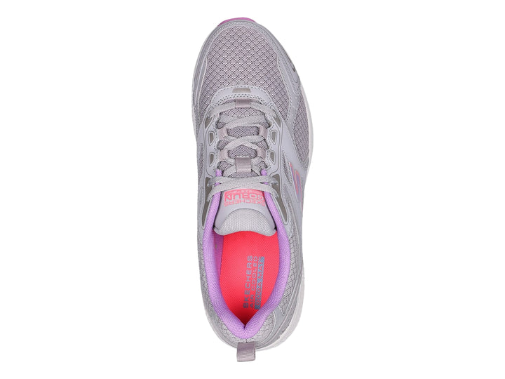 Tenis deportivos Skechers color gris con detalles en lavanda y suela blanca.
