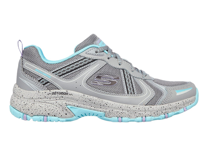 Tenis deportivos Skechers color gris con detalles en azul claro, diseñados para actividades al aire libre.