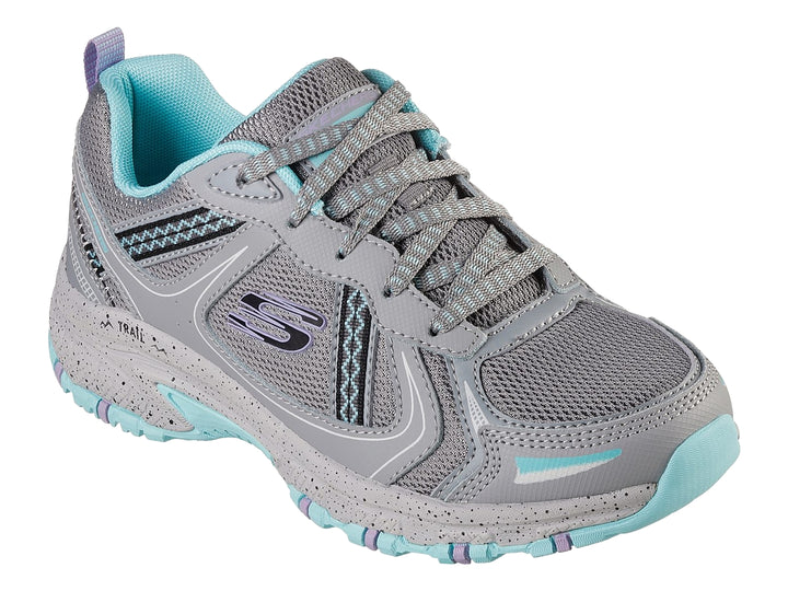 Tenis deportivos Skechers color gris con detalles en azul claro, diseñados para actividades al aire libre.