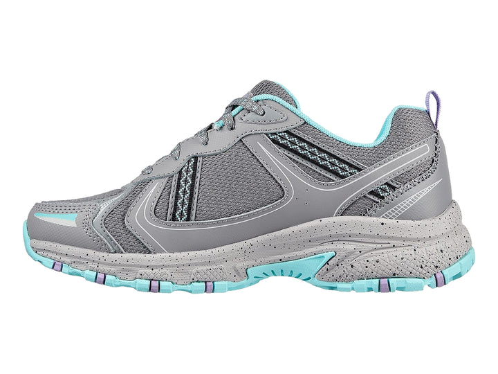 Tenis deportivos Skechers color gris con detalles en azul claro, diseñados para actividades al aire libre.