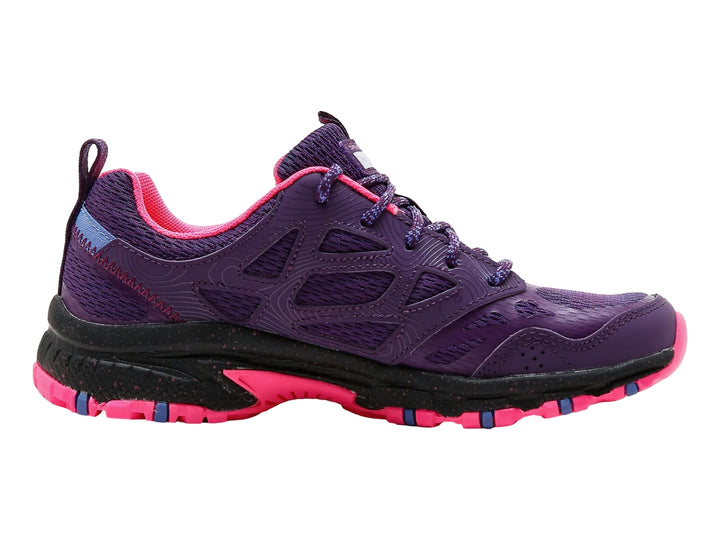 Tenis deportivos Skechers color morado con suela negra y detalles en rosa.
