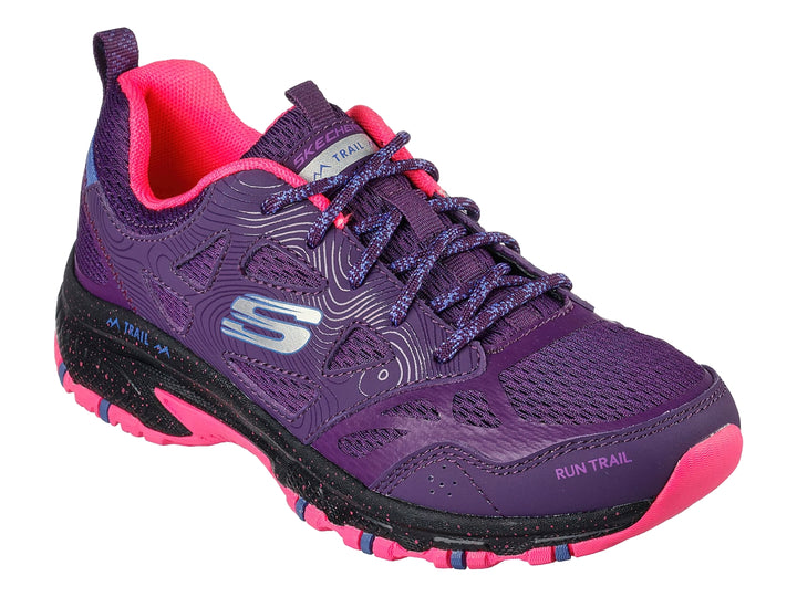 Tenis deportivos Skechers color morado con suela negra y detalles en rosa.