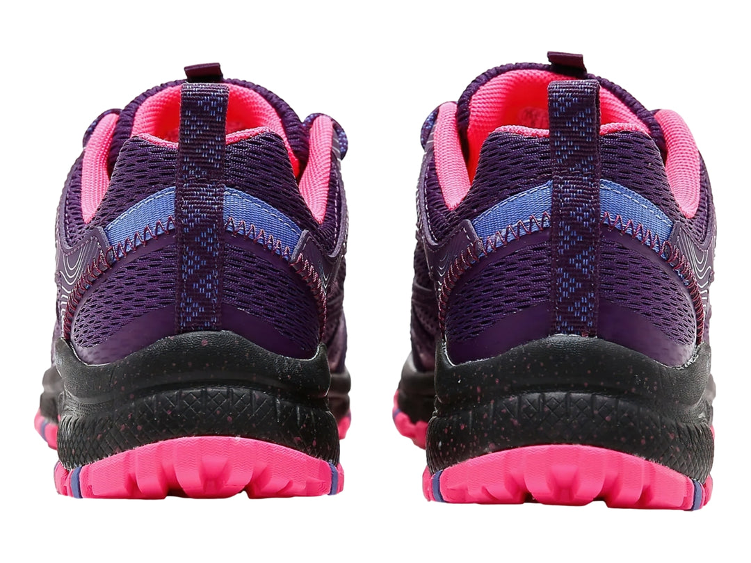 Tenis deportivos Skechers color morado con suela negra y detalles en rosa.