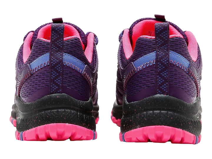 Tenis deportivos Skechers color morado con suela negra y detalles en rosa.
