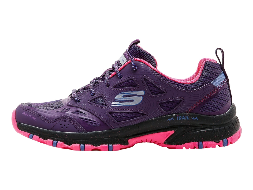 Tenis deportivos Skechers color morado con suela negra y detalles en rosa.