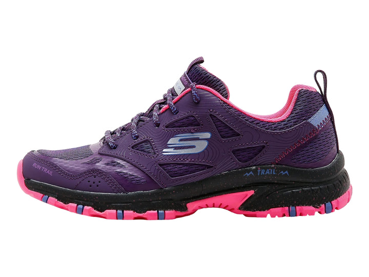 Tenis deportivos Skechers color morado con suela negra y detalles en rosa.
