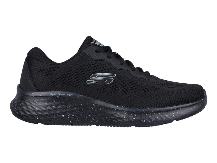 Tenis deportivos Skechers color negro con suela moteada y parte superior de malla transpirable.