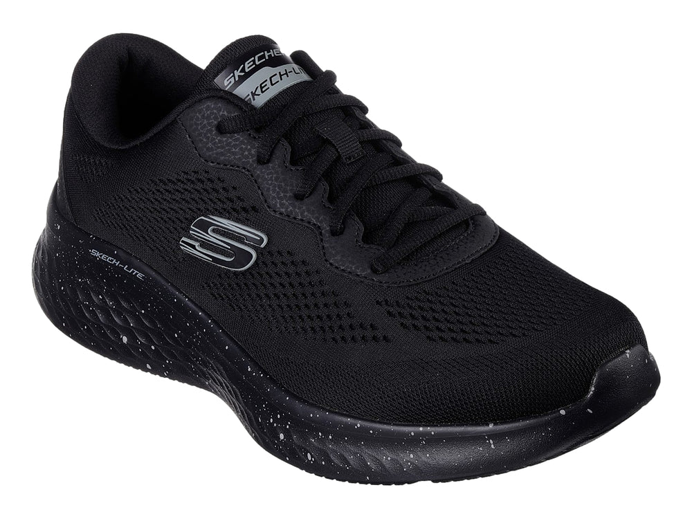 Tenis deportivos Skechers color negro con suela moteada y parte superior de malla transpirable.