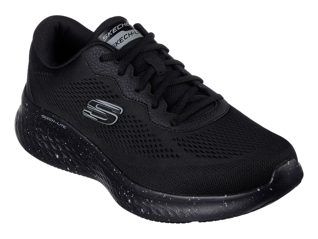Tenis deportivos Skechers color negro con suela moteada y parte superior de malla transpirable.
