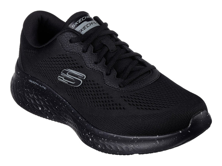 Tenis deportivos Skechers color negro con suela moteada y parte superior de malla transpirable.