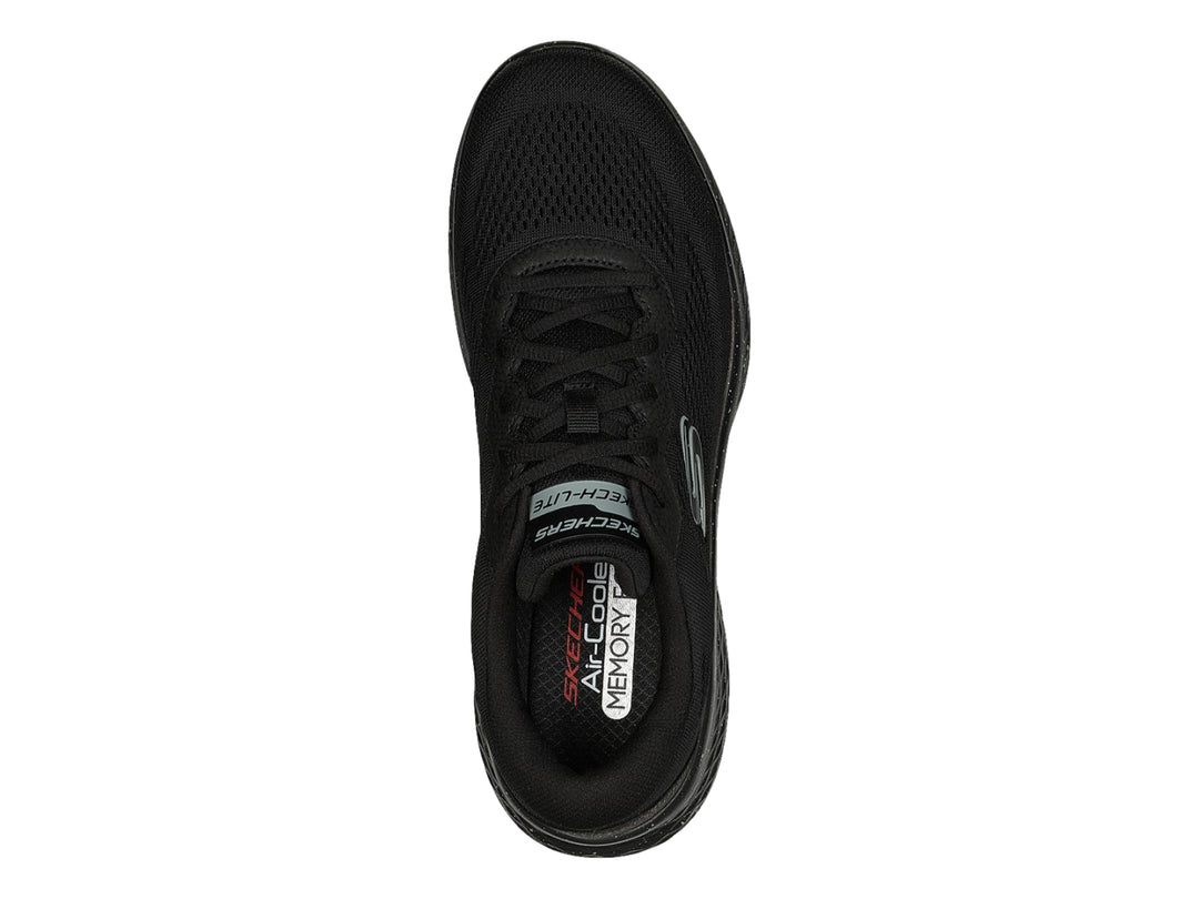 Tenis deportivos Skechers color negro con suela moteada y parte superior de malla transpirable.