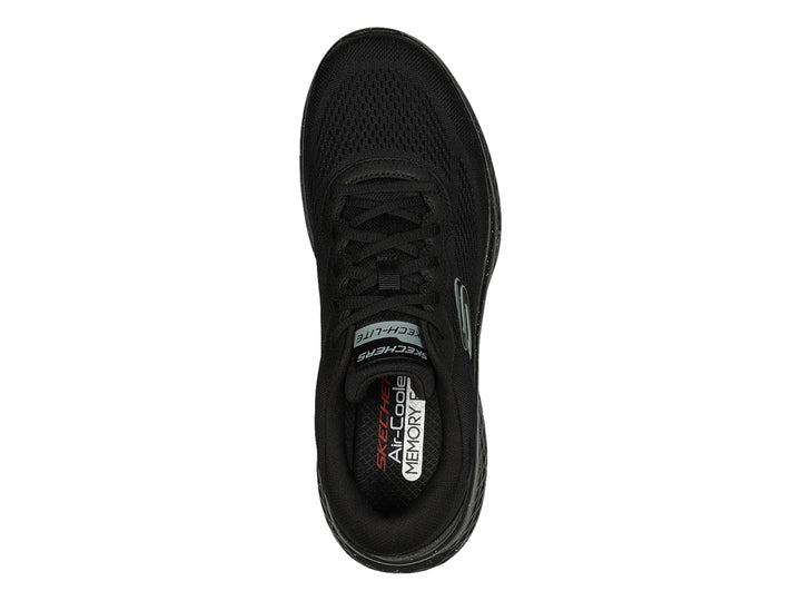 Tenis deportivos Skechers color negro con suela moteada y parte superior de malla transpirable.