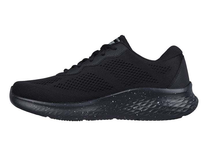 Tenis deportivos Skechers color negro con suela moteada y parte superior de malla transpirable.