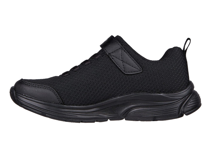 Tenis deportivos Skechers para niña en color negro con malla y cierre de correa.