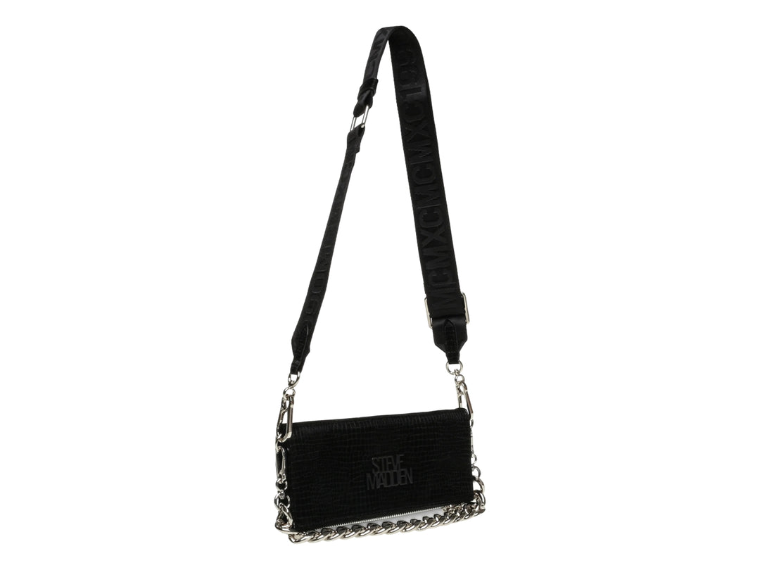 Bolso rectangular negro de Steve Madden con correa ancha y detalle de cadena plateada en la base.