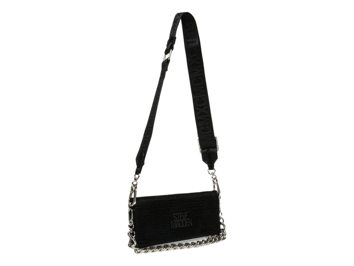 Bolso rectangular negro de Steve Madden con correa ancha y detalle de cadena plateada en la base.