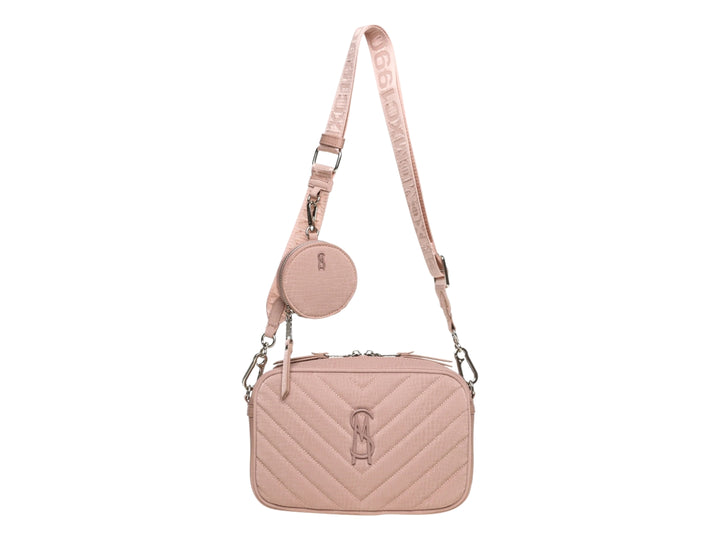 Bolso pequeño Steve Madden color rosa con textura acolchada, correa ancha y un monedero circular adjunto.