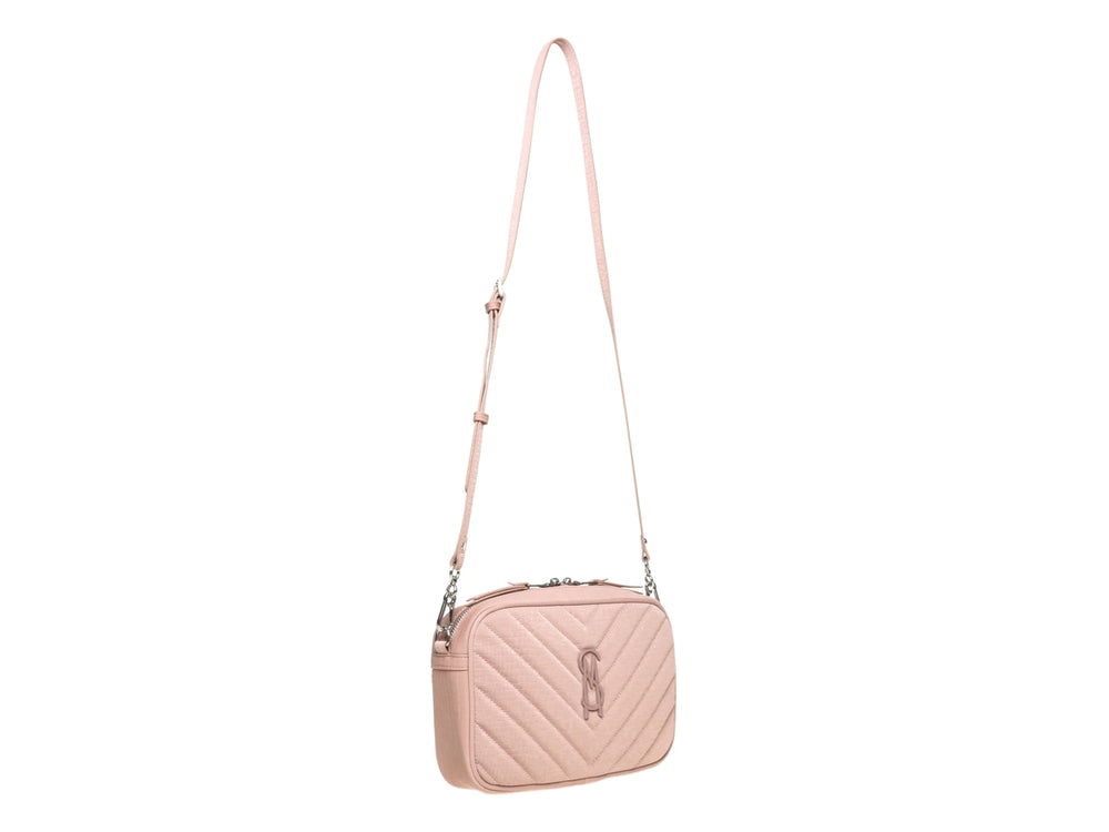 Bolso pequeño Steve Madden color rosa con textura acolchada, correa ancha y un monedero circular adjunto.