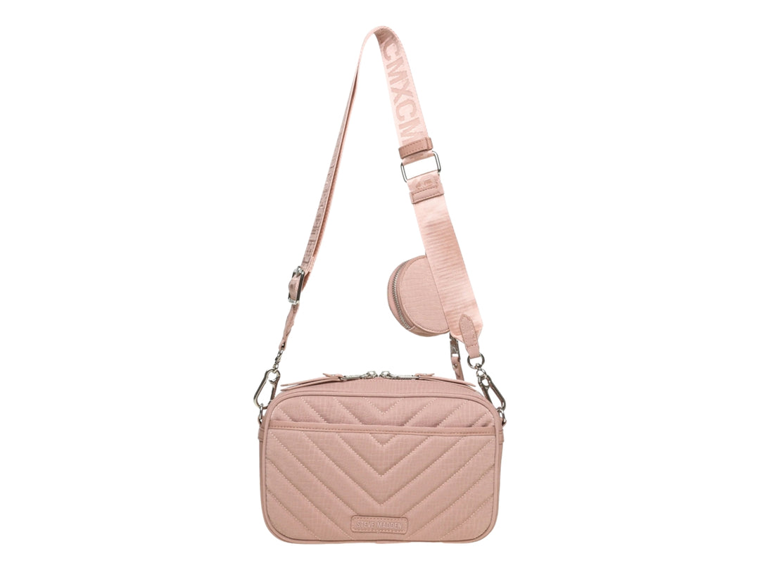 Bolso pequeño Steve Madden color rosa con textura acolchada, correa ancha y un monedero circular adjunto.