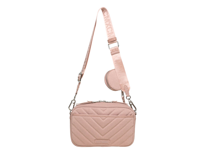 Bolso pequeño Steve Madden color rosa con textura acolchada, correa ancha y un monedero circular adjunto.