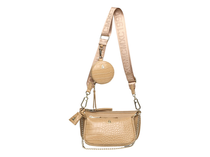 Bolso de hombro Steve Madden color taupe con textura de cocodrilo, correa ancha y pequeño monedero circular adjunto.