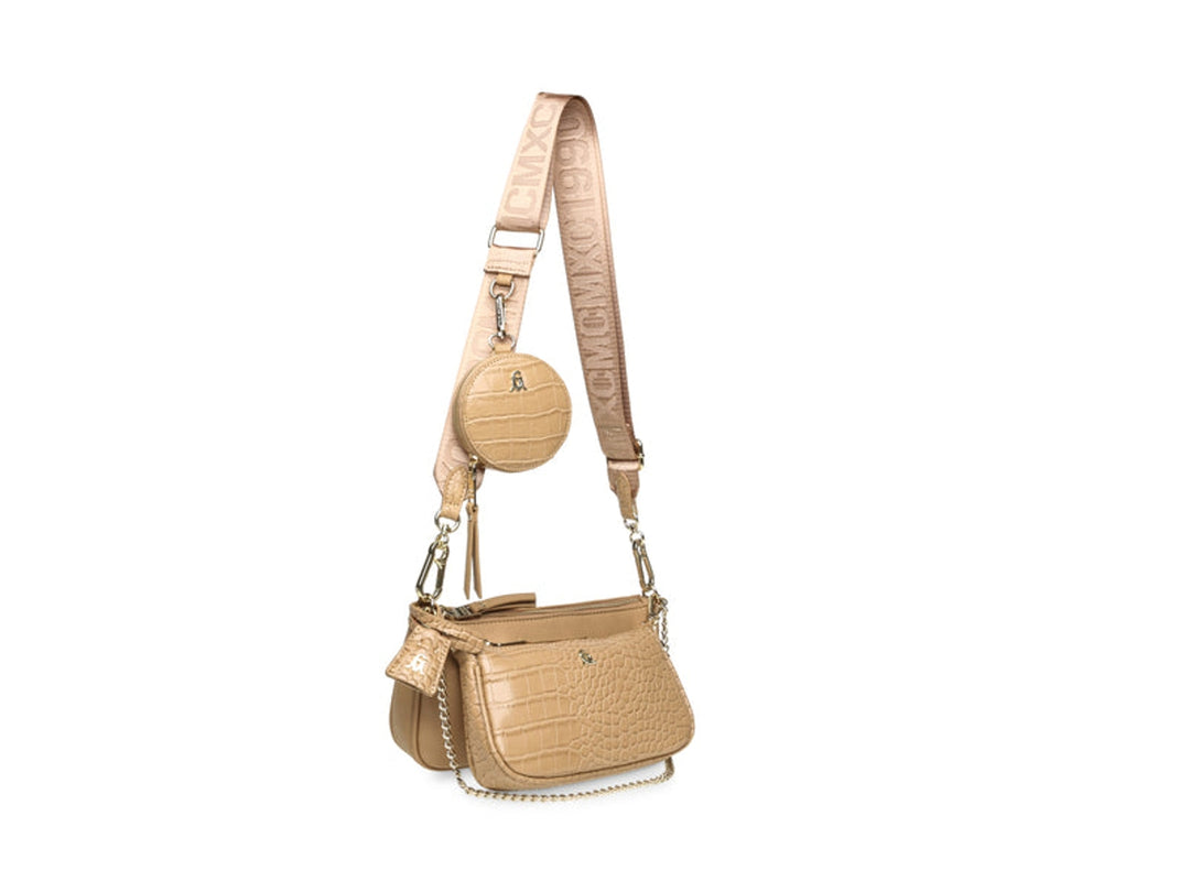 Bolso de hombro Steve Madden color taupe con textura de cocodrilo, correa ancha y pequeño monedero circular adjunto.