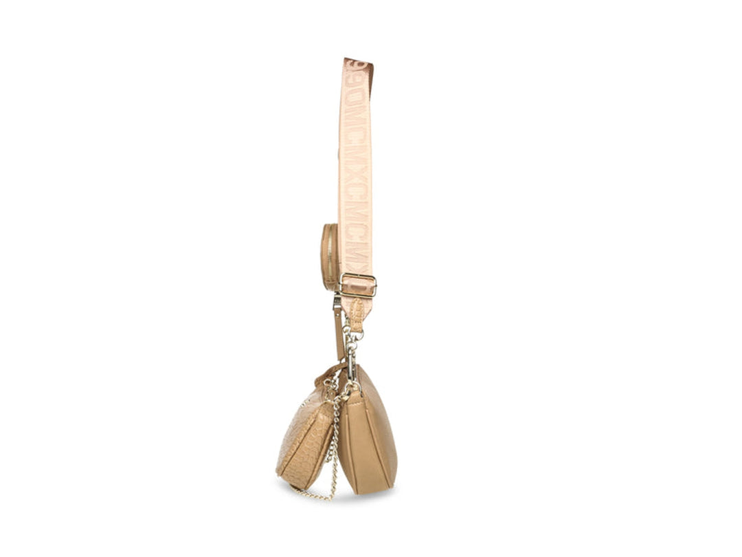Bolso de hombro Steve Madden color taupe con textura de cocodrilo, correa ancha y pequeño monedero circular adjunto.