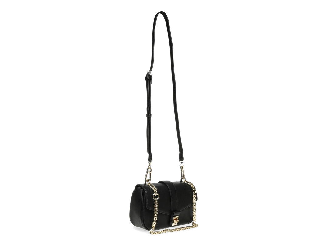 Bolso de hombro Steve Madden color negro con textura granulada, cierre dorado y correa de cadena dorada.