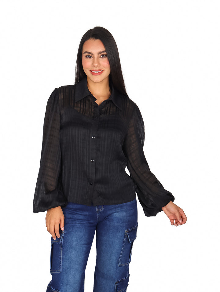 Mujer modelando una blusa negra de manga larga con botones y cuello.