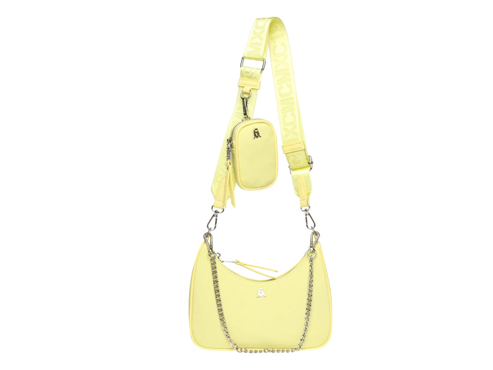 Bolso Steve Madden color amarillo limón con correa ancha, cadena plateada y un pequeño estuche acoplado.