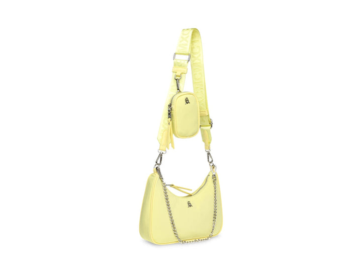 Bolso Steve Madden color amarillo limón con correa ancha, cadena plateada y un pequeño estuche acoplado.