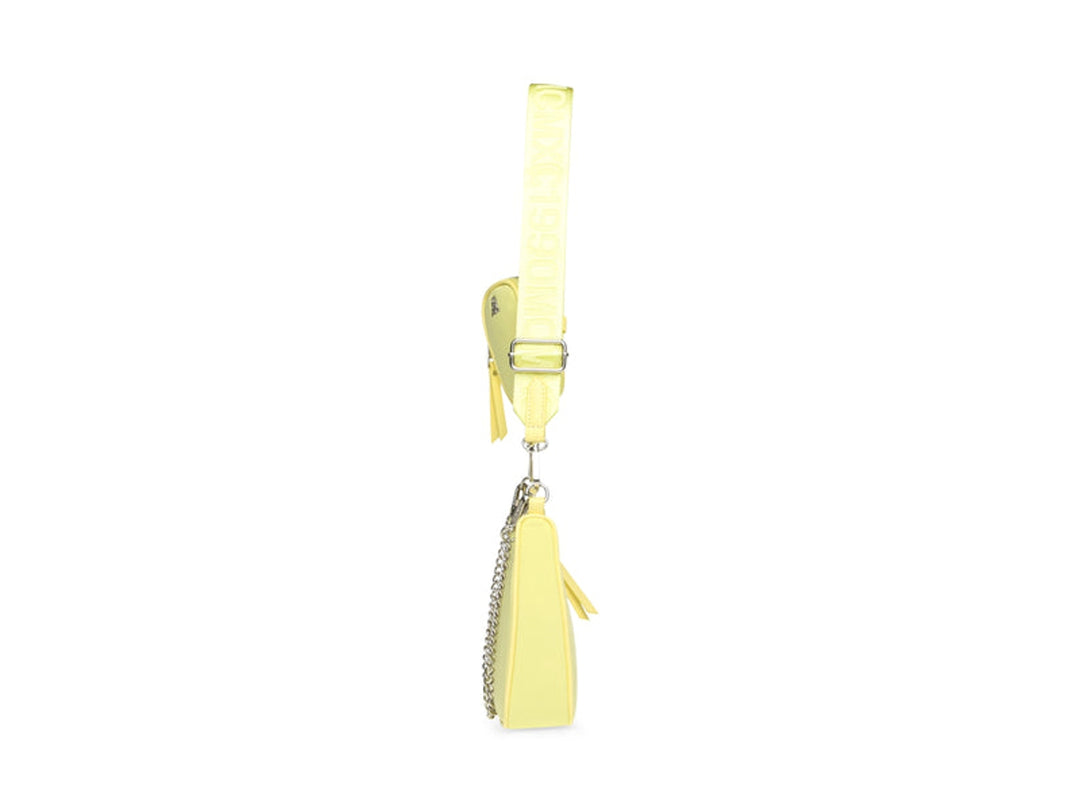 Bolso Steve Madden color amarillo limón con correa ancha, cadena plateada y un pequeño estuche acoplado.