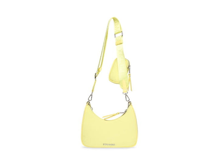 Bolso Steve Madden color amarillo limón con correa ancha, cadena plateada y un pequeño estuche acoplado.