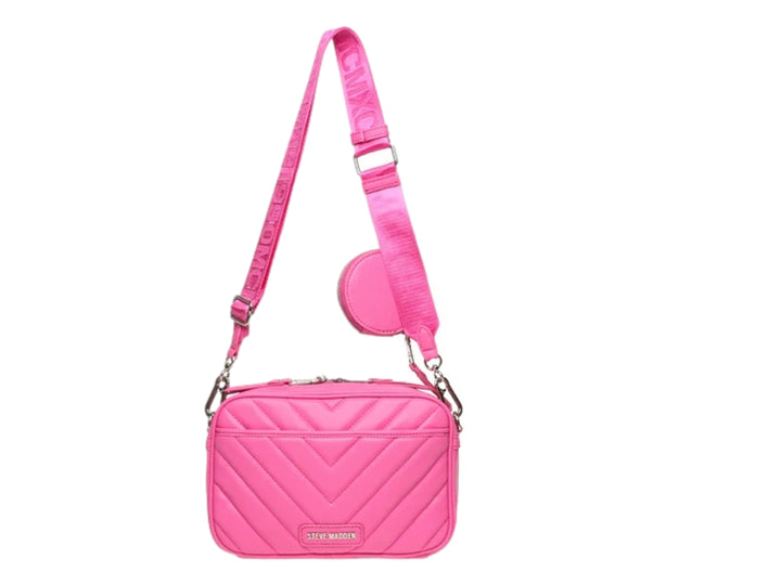 Bolso pequeño Steve Madden color hot pink con diseño acolchado, correa ancha y monedero circular adjunto.