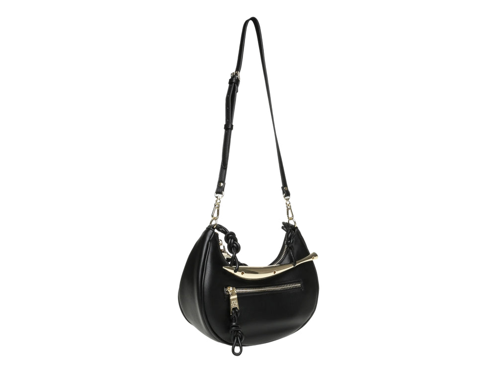 Bolso de hombro Steve Madden color negro con asa superior metálica dorada y cierre frontal decorativo.