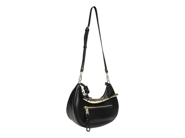 Bolso de hombro Steve Madden color negro con asa superior metálica dorada y cierre frontal decorativo.