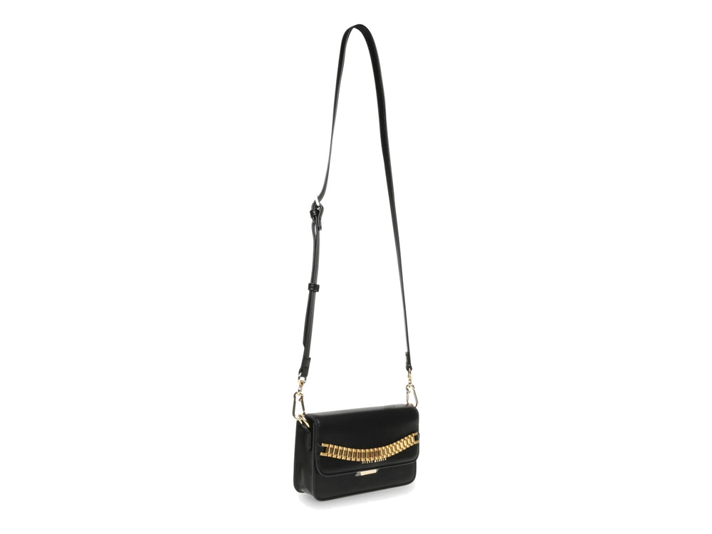 Bolso negro de Steve Madden con detalle de cadena dorada frontal y correa ajustable.