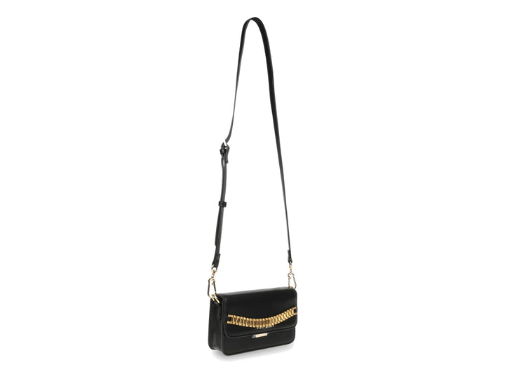 Bolso negro de Steve Madden con detalle de cadena dorada frontal y correa ajustable.