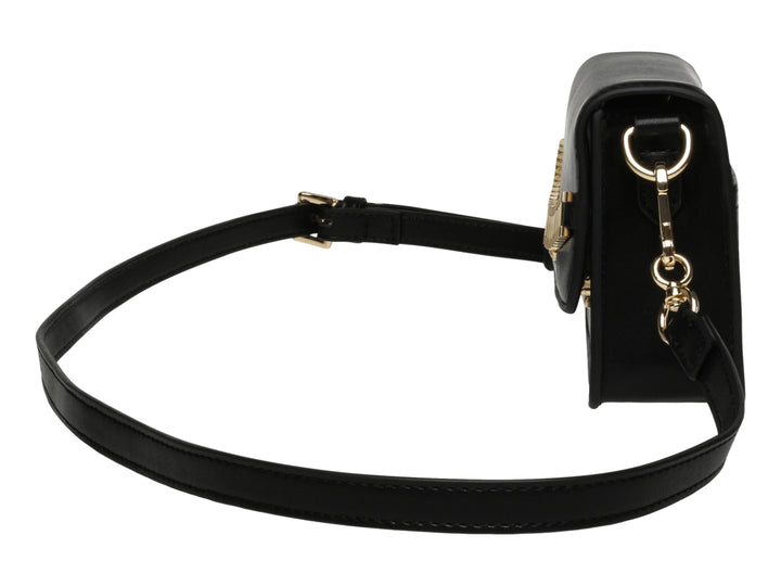 Bolso negro de Steve Madden con detalle de cadena dorada frontal y correa ajustable.