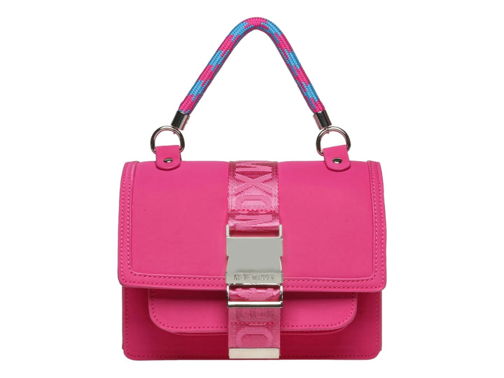 Bolso de mano Steve Madden en color fucsia con asa tejida multicolor y cierre metálico plateado.