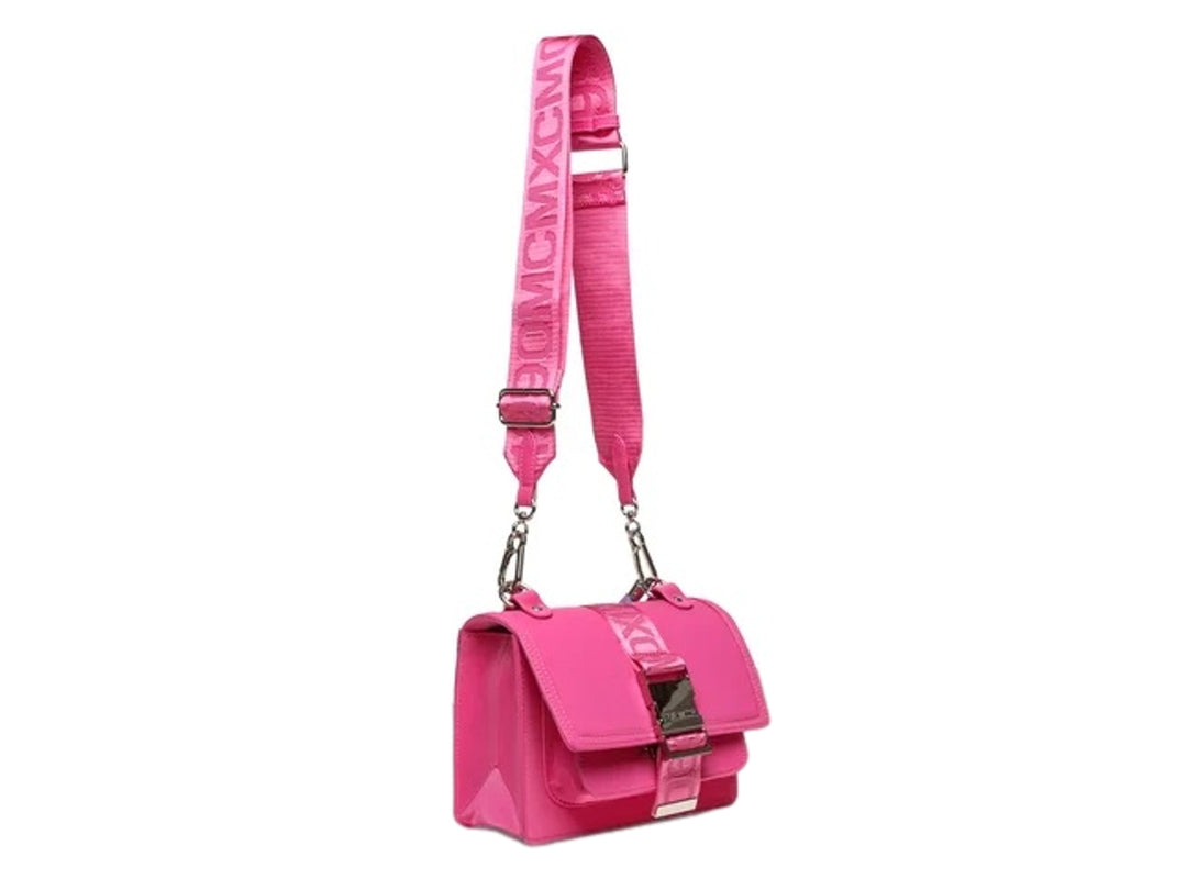 Bolso de mano Steve Madden en color fucsia con asa tejida multicolor y cierre metálico plateado.
