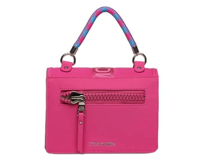 Bolso de mano Steve Madden en color fucsia con asa tejida multicolor y cierre metálico plateado.